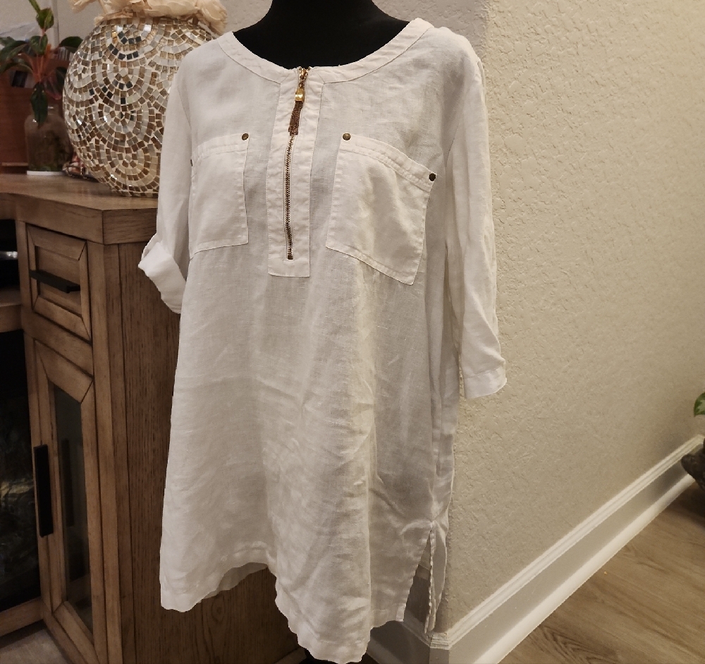 Ellen Tracy White and Black Tunic Blouse